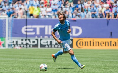 TVT体育动态-以色列篮球联赛外援上演隔人暴扣